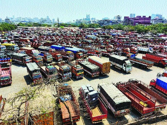  Crowd control in all five markets in APMC; Retail sale at Vegetable Market | एपीएमसीत पाचही मार्केटमधील गर्दी नियंत्रणात; भाजीमार्केटमधील किरकोळ विक्री बंद