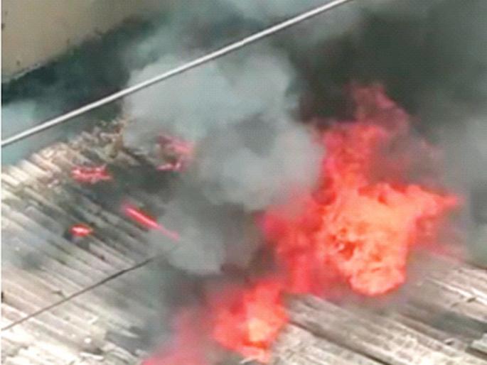 House fires due to contact with power lines; Four injured | वीजवाहिनीच्या स्पर्शामुळे घरांना आग; चार जखमी House fires due to contact with power lines; Four injured | वीजवाहिनीच्या स्पर्शामुळे घरांना आग; चार जखमी