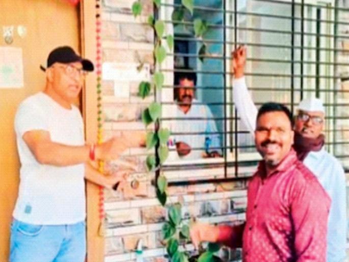 Nashik Municipal Election 2026 High voltage drama in Nashik Supporters lock bjp dnyaneshwar kakad | Nashik Municipal Election 2026 : नाशिकमध्ये हाय व्होल्टेज ड्रामा! उमेदवाराने माघार घेऊ नये यासाठी समर्थकांनीच कोंडले Nashik Municipal Election 2026 High voltage drama in Nashik Supporters lock bjp dnyaneshwar kakad | Nashik Municipal Election 2026 : नाशिकमध्ये हाय व्होल्टेज ड्रामा! उमेदवाराने माघार घेऊ नये यासाठी समर्थकांनीच कोंडले