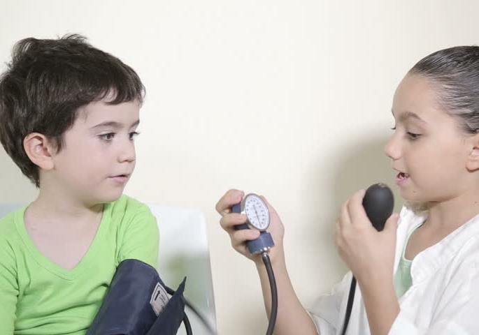 coronavirus : kids playing Corona doctor games.. its scary. | कोरोना कोरोना खेळताय का तुम्ही? विषय कट म्हणजे कट!