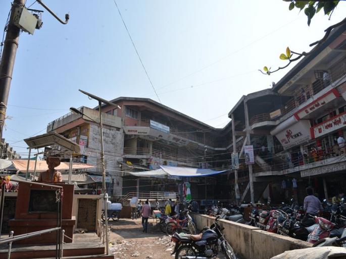 Do not take action on the slugs in the fule market by 4 December | जळगावातील फुले मार्केटमधील गाळ्यांवर 4 डिसेंबर्पयत कारवाई करु नका Do not take action on the slugs in the fule market by 4 December | जळगावातील फुले मार्केटमधील गाळ्यांवर 4 डिसेंबर्पयत कारवाई करु नका