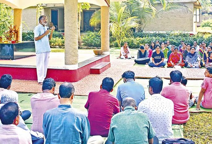 coronavirus : war against corona, India needs you, take the responsibility social activist Dr. Abhay Bang appeals young doctors. | coronavirus : ‘कोरोना विरुद्ध भारत’ या युद्धात तरुण डॉक्टरांनी नेमकं काय करावं? coronavirus : war against corona, India needs you, take the responsibility social activist Dr. Abhay Bang appeals young doctors. | coronavirus : ‘कोरोना विरुद्ध भारत’ या युद्धात तरुण डॉक्टरांनी नेमकं काय करावं?