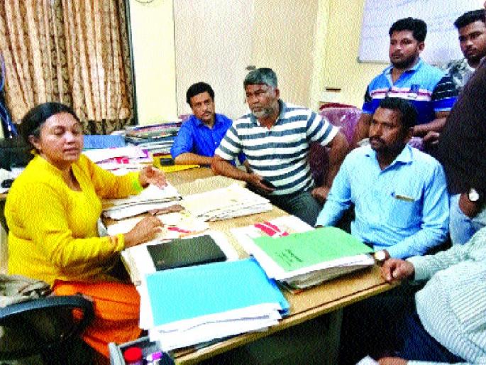 'Doctor' over two hours for action, civil surgeon questions about death, no objection to death of a whistling boy, by ambulance | ‘त्या’ डॉक्टरवर कारवाईसाठी दोन तास गराडा, सिव्हील सर्जनवर प्रश्नांची सरबत्ती, श्वानदंश झालेल्या मुलाला रुग्णवाहिका न दिल्याने मृत्यू झाल्याचा ठपका 'Doctor' over two hours for action, civil surgeon questions about death, no objection to death of a whistling boy, by ambulance | ‘त्या’ डॉक्टरवर कारवाईसाठी दोन तास गराडा, सिव्हील सर्जनवर प्रश्नांची सरबत्ती, श्वानदंश झालेल्या मुलाला रुग्णवाहिका न दिल्याने मृत्यू झाल्याचा ठपका