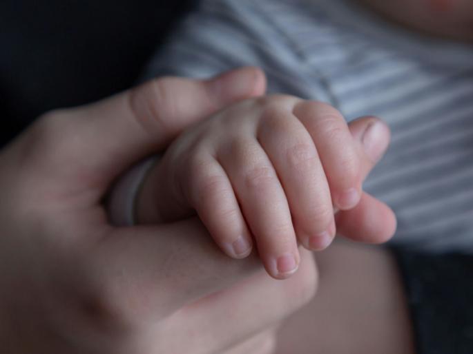 Fell while playing sickle entered neck one and a half year old child was treated promptly Baramati doctors saved his life | खेळताना पडला; विळा मानेत घुसला, दीड वर्षीय चिमुकल्यावर तत्परतेने उपचार, बारामतीच्या डाॅक्टरांनी दिले जीवदान Fell while playing sickle entered neck one and a half year old child was treated promptly Baramati doctors saved his life | खेळताना पडला; विळा मानेत घुसला, दीड वर्षीय चिमुकल्यावर तत्परतेने उपचार, बारामतीच्या डाॅक्टरांनी दिले जीवदान