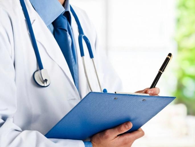 Shocking Recommending medicine on WhatsApp is expensive Patient lost his life, doctor fined 3 lakhs | धक्कादायक! व्हॉटसॲपवर औषध सुचवणे पडले महागात! रुग्णाने गमावला जीव, डॉक्टरला ३ लाखांचा दंड Shocking Recommending medicine on WhatsApp is expensive Patient lost his life, doctor fined 3 lakhs | धक्कादायक! व्हॉटसॲपवर औषध सुचवणे पडले महागात! रुग्णाने गमावला जीव, डॉक्टरला ३ लाखांचा दंड