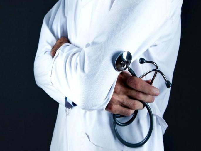 pretending to find narcotics in a courier; 1 Crore fraud of doctor | कुरिअरमध्ये अंमली पदार्थ सापडल्याची बतावणी; डॉक्टरची १ कोटींची फसवणूक pretending to find narcotics in a courier; 1 Crore fraud of doctor | कुरिअरमध्ये अंमली पदार्थ सापडल्याची बतावणी; डॉक्टरची १ कोटींची फसवणूक