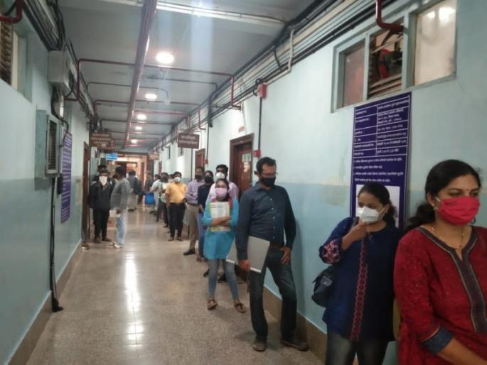 Corona virus : Application for vacancies only after Pune Municipal Corporation gives salary increase | Corona virus : पुणे महापालिकेने पगारवाढ दिल्यावरच रिक्त पदांसाठी डॉक्टरांसाठी अर्ज Corona virus : Application for vacancies only after Pune Municipal Corporation gives salary increase | Corona virus : पुणे महापालिकेने पगारवाढ दिल्यावरच रिक्त पदांसाठी डॉक्टरांसाठी अर्ज