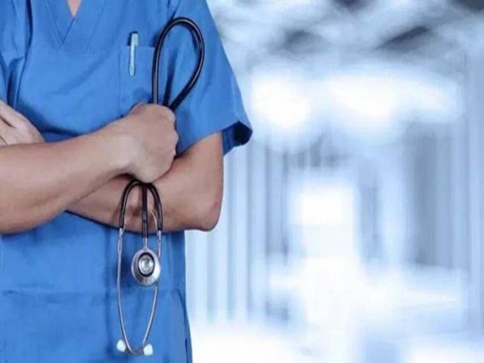 Movement by doctors in jumbo hospital for two months salary | दोन महिन्यांच्या वेतनासाठी डॉक्टर आणि वैद्यकीय कर्मचाऱ्यांचे 'जम्बो'हॉस्पिटलमध्ये आंदोलन Movement by doctors in jumbo hospital for two months salary | दोन महिन्यांच्या वेतनासाठी डॉक्टर आणि वैद्यकीय कर्मचाऱ्यांचे 'जम्बो'हॉस्पिटलमध्ये आंदोलन