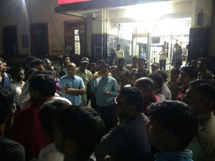 Mass bunker resident doctor after assault from patient relatives | रुग्णाच्या नातेवाईकांकडून मारहाणीनंतर घाटीत निवासी डॉक्टरांचा मास बंक Mass bunker resident doctor after assault from patient relatives | रुग्णाच्या नातेवाईकांकडून मारहाणीनंतर घाटीत निवासी डॉक्टरांचा मास बंक