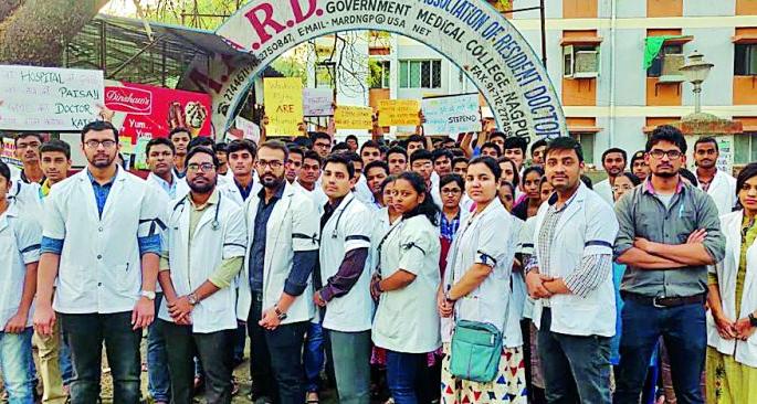 Nagpur Medical College Hospital, by band black ribbon did patient services | नागपूर मेडिकल कॉलेज इस्पितळात काळी रिबीन बांधून रुग्णसेवा Nagpur Medical College Hospital, by band black ribbon did patient services | नागपूर मेडिकल कॉलेज इस्पितळात काळी रिबीन बांधून रुग्णसेवा