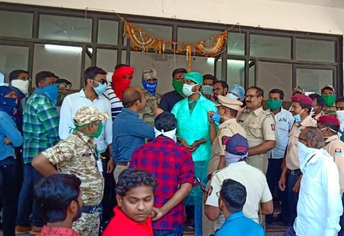 Intern doctor beaten by a patient who came for Corona Test at Akola GMC | Coronavirus अकोला बस स्थानकात वैद्यकीय पथक गैरहजर; प्रवाशाकडून डॉक्टरला मारहाण