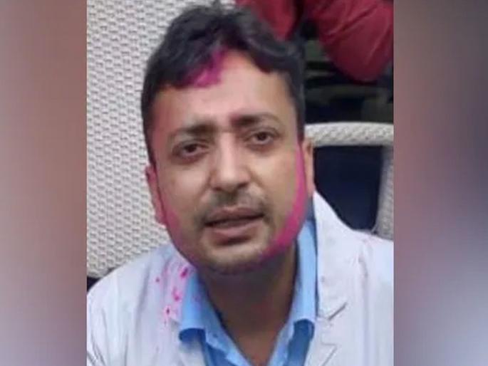 CoronaVirus News Delhi doctor dies by suicide was treating Covid patients in ICU for a month | CoronaVirus News: रुग्णांना मरताना पाहू शकत नाही! आयसीयूमध्ये कर्तव्य बजावत असलेल्या डॉक्टरची आत्महत्या CoronaVirus News Delhi doctor dies by suicide was treating Covid patients in ICU for a month | CoronaVirus News: रुग्णांना मरताना पाहू शकत नाही! आयसीयूमध्ये कर्तव्य बजावत असलेल्या डॉक्टरची आत्महत्या