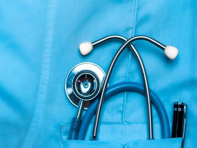 doctor sexually assaulted a young woman who was examined in a clinic | Pune: क्लिनिकमध्ये तपासणी गेलेल्या तरुणीसोबत डॉक्टरने केले अश्लील चाळे doctor sexually assaulted a young woman who was examined in a clinic | Pune: क्लिनिकमध्ये तपासणी गेलेल्या तरुणीसोबत डॉक्टरने केले अश्लील चाळे