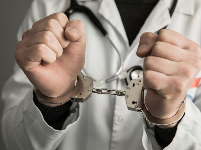 Doctor acquitted of murder charges; Court says self-defense is a fundamental right | डॉक्टरांची खुनाच्या गुन्ह्यांतून झाली सुटका; कोर्ट म्हणे, स्वसंरक्षण हा मूलभूत अधिकार Doctor acquitted of murder charges; Court says self-defense is a fundamental right | डॉक्टरांची खुनाच्या गुन्ह्यांतून झाली सुटका; कोर्ट म्हणे, स्वसंरक्षण हा मूलभूत अधिकार