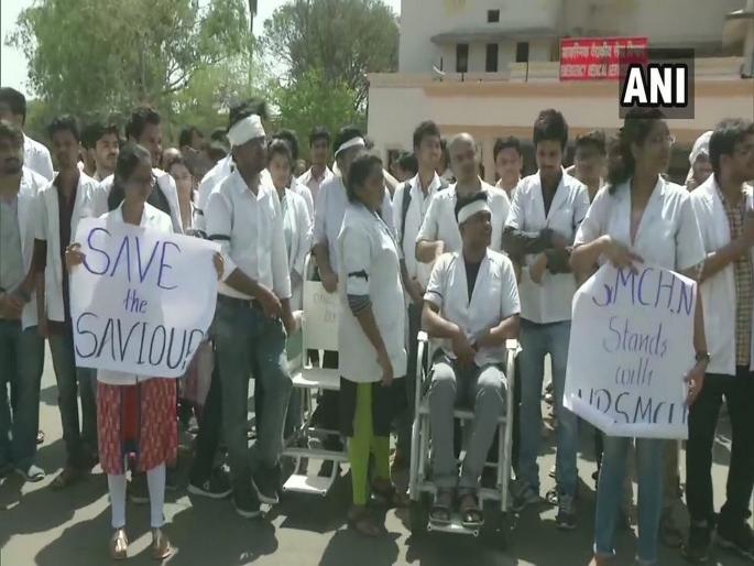 West Bengal doctors' strike OPD services crippled in Delhi, Mumbai as protest widens | Doctors Strike : मुंबईसह देशभरातील निवासी डॉक्टर आज संपावर West Bengal doctors' strike OPD services crippled in Delhi, Mumbai as protest widens | Doctors Strike : मुंबईसह देशभरातील निवासी डॉक्टर आज संपावर