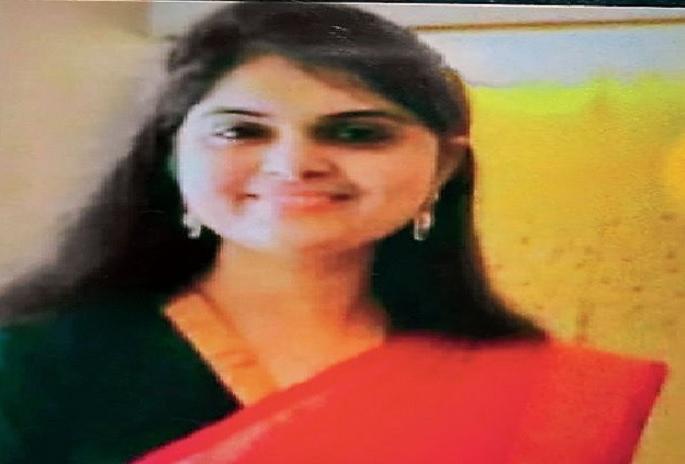 Doctors Day : 7 months pregnant, but 60 km daily. Dr. Sunita rescuing Corona patients after coming from | Doctors Day : सात महिन्यांच्या गर्भवती, तरीही दररोज 60 किमीचा प्रवास करून बजावतायेत कोरोनाग्रस्तांची सेवा