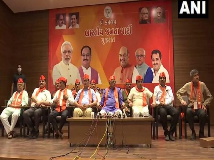 500 doctors join BJP ahead of assembly polls in Gujarat | गुजरातमध्ये 500 डॉक्टरांचा भाजपमध्ये प्रवेश; आगामी विधानसभा निवडणुकीसाठी राजकीय हालचालींना वेग 500 doctors join BJP ahead of assembly polls in Gujarat | गुजरातमध्ये 500 डॉक्टरांचा भाजपमध्ये प्रवेश; आगामी विधानसभा निवडणुकीसाठी राजकीय हालचालींना वेग