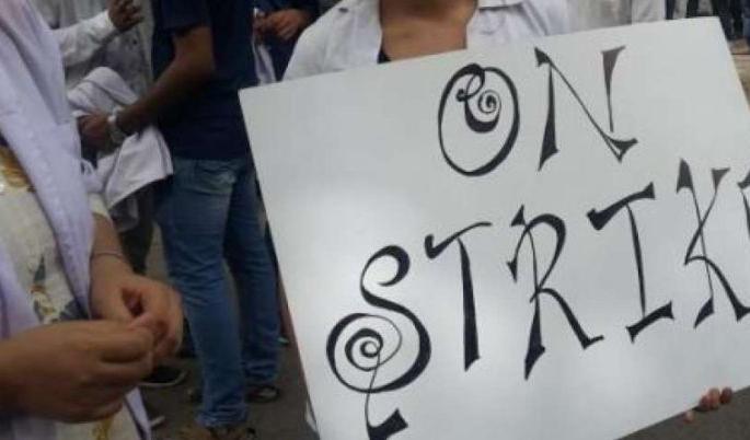 Mayo, Medical 350 doctors on strike from Tuesday | मेयो, मेडिकलचे ३५० डॉक्टर्स मंगळवारपासून संपावर Mayo, Medical 350 doctors on strike from Tuesday | मेयो, मेडिकलचे ३५० डॉक्टर्स मंगळवारपासून संपावर
