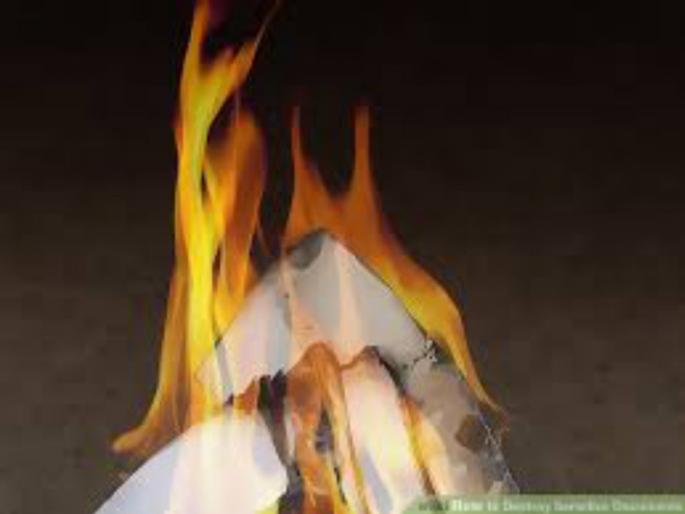All the certificates of burnt degree by professors in Pune | पुण्यात प्राध्यापकानं जाळली पदवीची सर्व प्रमाणपत्रं  All the certificates of burnt degree by professors in Pune | पुण्यात प्राध्यापकानं जाळली पदवीची सर्व प्रमाणपत्रं