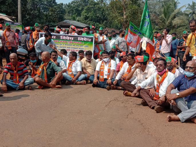 BJP's Rastaroko agitation in Dodamarg, construction deputy engineer on edge | दोडामार्गमध्ये भाजपाचे रास्तारोको आंदोलन, बांधकाम उपअभियंता धारेवर BJP's Rastaroko agitation in Dodamarg, construction deputy engineer on edge | दोडामार्गमध्ये भाजपाचे रास्तारोको आंदोलन, बांधकाम उपअभियंता धारेवर