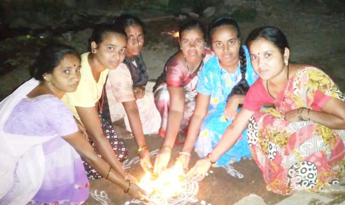 The lamps should be installed in the Telugu-speaking courtyard to prevent coronary infection | कोरोनाची लागण होऊ नये म्हणून तेलुगू भाषिक अंगणात लावताहेत दिवे The lamps should be installed in the Telugu-speaking courtyard to prevent coronary infection | कोरोनाची लागण होऊ नये म्हणून तेलुगू भाषिक अंगणात लावताहेत दिवे