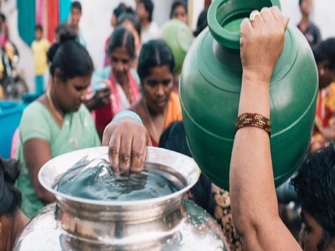 water supply by 40 tankers in the solapur district water shortage faced malshiras residents | जिल्ह्यातील ४० टँकरने पाणी पुरवठा, सर्वाधिक टंचाई माळशिरस मध्ये सुरु water supply by 40 tankers in the solapur district water shortage faced malshiras residents | जिल्ह्यातील ४० टँकरने पाणी पुरवठा, सर्वाधिक टंचाई माळशिरस मध्ये सुरु