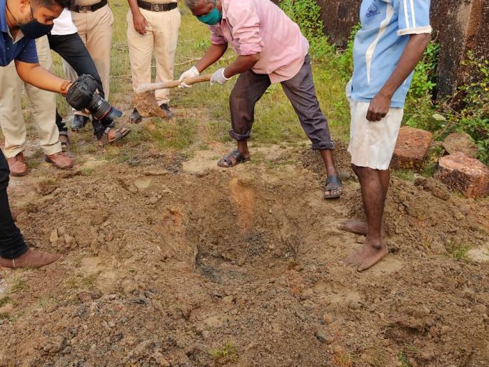 Dogs started digging as soon as they found bloodied clothes | रक्ताळलेले कपडे सापडताच केले खोदकाम, निघाले श्वान Dogs started digging as soon as they found bloodied clothes | रक्ताळलेले कपडे सापडताच केले खोदकाम, निघाले श्वान