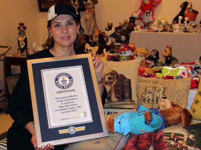 Meet this dog lover gathers 1500 items to put together record | कुत्र्याशी संबंधित वस्तूंनी तिने भरले घर, वर्ल्ड रेकॉर्ड केला नावावर!  Meet this dog lover gathers 1500 items to put together record | कुत्र्याशी संबंधित वस्तूंनी तिने भरले घर, वर्ल्ड रेकॉर्ड केला नावावर!