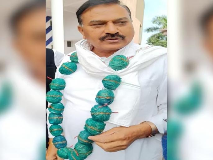 congress mla reached assembly wearing garland of twine bombs around his neck to protest against harda blast | सुतळी बॉम्बचा हार घालून विधानसभेत पोहोचले काँग्रेसचे आमदार; उडाली खळबळ, म्हणाले... congress mla reached assembly wearing garland of twine bombs around his neck to protest against harda blast | सुतळी बॉम्बचा हार घालून विधानसभेत पोहोचले काँग्रेसचे आमदार; उडाली खळबळ, म्हणाले...
