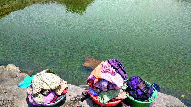 Four orphaned in a moment | क्षणात चौघे चिमुकले झाले अनाथ Four orphaned in a moment | क्षणात चौघे चिमुकले झाले अनाथ