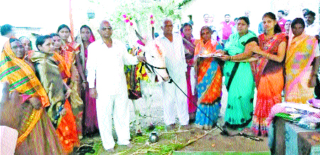 Hey listen ...! Do you want to go to the cows program? | अहो ऐकलं का...! गायीच्या डोहाळे कार्यक्रमाला यायचं बरं का Hey listen ...! Do you want to go to the cows program? | अहो ऐकलं का...! गायीच्या डोहाळे कार्यक्रमाला यायचं बरं का
