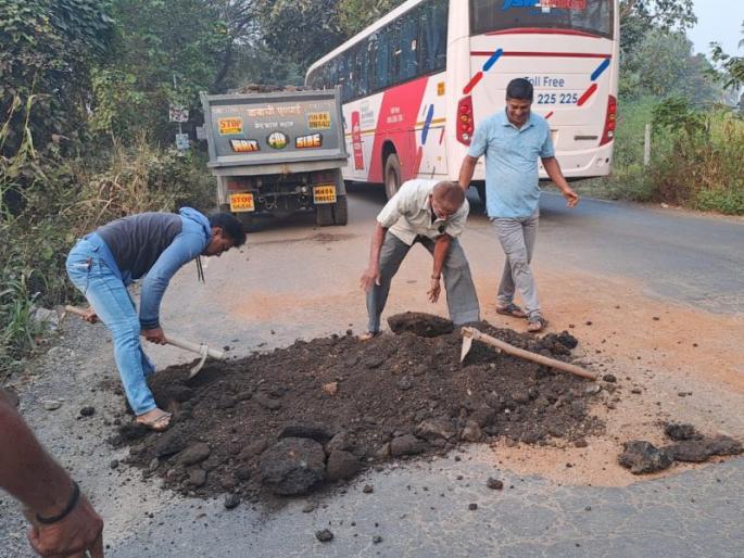 Neglect of National Highway but initiative of Wadgaon villagers; Roads with Raut Wadi were filled with potholes | राष्ट्रीय महामार्गाचे दुर्लक्ष, पण वाडगाव ग्रामस्थांचा पुढाकार; राऊत वाडीसह रस्त्यावर पडलेले भरले ग्रामस्थांनी खड्डे Neglect of National Highway but initiative of Wadgaon villagers; Roads with Raut Wadi were filled with potholes | राष्ट्रीय महामार्गाचे दुर्लक्ष, पण वाडगाव ग्रामस्थांचा पुढाकार; राऊत वाडीसह रस्त्यावर पडलेले भरले ग्रामस्थांनी खड्डे