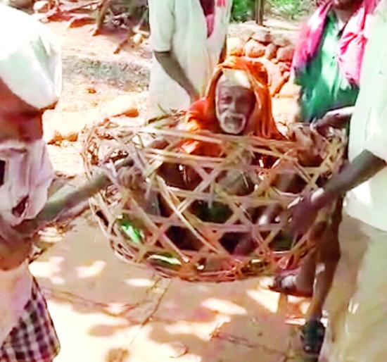 BAMBOO DONG is the same as '108 health service', Ambaiwadi in Shahuwadi | बांबूची डोली हीच ‘१०८ आरोग्य सेवा’, शाहूवाडीतील आंबाईवाड्याची अवस्था BAMBOO DONG is the same as '108 health service', Ambaiwadi in Shahuwadi | बांबूची डोली हीच ‘१०८ आरोग्य सेवा’, शाहूवाडीतील आंबाईवाड्याची अवस्था