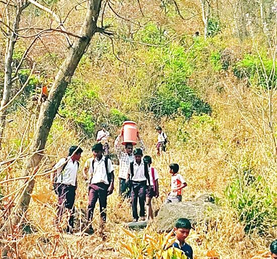 Traveling through the bushes even after the freedom of independence - the state of Patharwadi | स्वातंत्र्याच्या बहात्तरीनंतरही आबालवृद्धांचा झोळीतून प्रवास- पाठरवाडीतील अवस्था