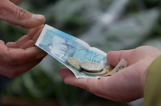 Black market of Dollar, pound, euro by brokers | डॉलर, पाउण्ड, यूरोचा ब्रोकरकडून काळाबाजार Black market of Dollar, pound, euro by brokers | डॉलर, पाउण्ड, यूरोचा ब्रोकरकडून काळाबाजार