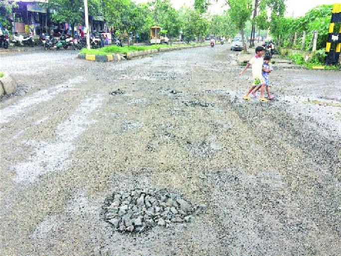 After the monsoon, after a cramped road repair | पावसानंतर आता वाट खडतर, डागडुजी नंतरची दुरवस्था After the monsoon, after a cramped road repair | पावसानंतर आता वाट खडतर, डागडुजी नंतरची दुरवस्था