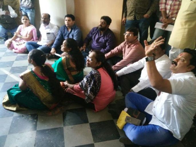 Take action against the ruling BJP corporators on stereotype, hawker and unauthorized construction | सत्ताधारी भाजप नगरसेवकांचा ठिय्या, फेरीवाला आणि अनधिकृत बांधकामावर कारवाई करा  Take action against the ruling BJP corporators on stereotype, hawker and unauthorized construction | सत्ताधारी भाजप नगरसेवकांचा ठिय्या, फेरीवाला आणि अनधिकृत बांधकामावर कारवाई करा