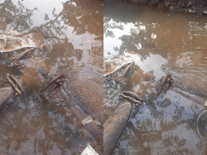 There were problems like water leakage from water channel in MIDC residential area at dombivali | MIDC निवासी भागातील जलवाहिनीतून पाणीगळती समस्या जैसे थे There were problems like water leakage from water channel in MIDC residential area at dombivali | MIDC निवासी भागातील जलवाहिनीतून पाणीगळती समस्या जैसे थे