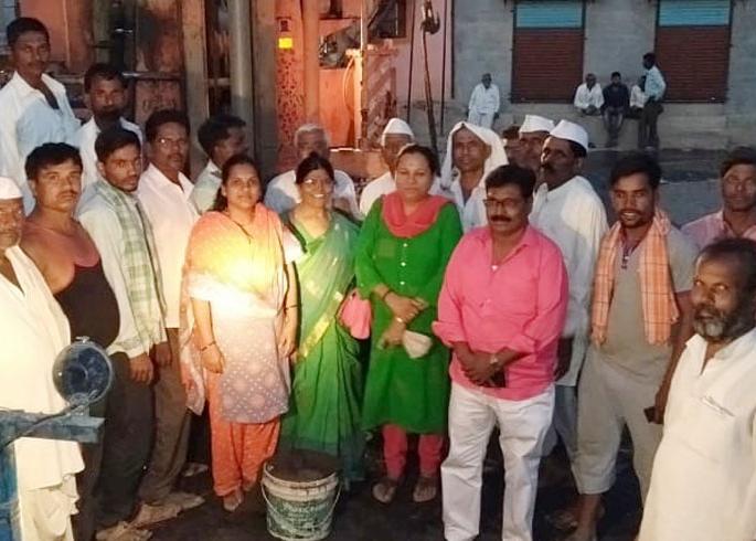 Mahervasheen Ashabai Madhennai Thirst of Bhagwati village | माहेरवाशीण आशाबाई माढेंनी भागविली गावाची तहान Mahervasheen Ashabai Madhennai Thirst of Bhagwati village | माहेरवाशीण आशाबाई माढेंनी भागविली गावाची तहान