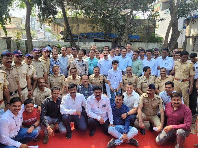 Safe escape of the merchant's injured child from Surat; The police handcuffed the accused risking their lives | व्यापाऱ्याच्या अपहत बालकाची सुरतेहून सुखरूप सुटका; पोलीसांनी जीव धोक्यात घालत आरोपींना ठोकल्या बेडया Safe escape of the merchant's injured child from Surat; The police handcuffed the accused risking their lives | व्यापाऱ्याच्या अपहत बालकाची सुरतेहून सुखरूप सुटका; पोलीसांनी जीव धोक्यात घालत आरोपींना ठोकल्या बेडया