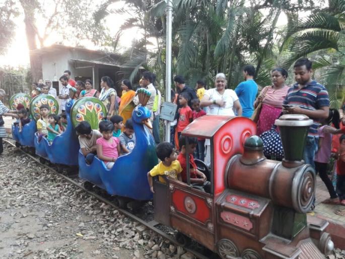 Last run at Dombivli, she flew to Morcha, baby waiting for the company | डोंबिवलीत अखेर धावली ‘ती ’ मोराची गाडी, बच्चे कंपनीची प्रतीक्षा संपली Last run at Dombivli, she flew to Morcha, baby waiting for the company | डोंबिवलीत अखेर धावली ‘ती ’ मोराची गाडी, बच्चे कंपनीची प्रतीक्षा संपली