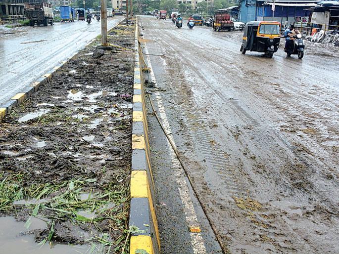 There is no one to hurt us | दु:खात आम्हाला कोणीच वाली नाही; डोंबिवलीत पूरग्रस्तांचा संताप There is no one to hurt us | दु:खात आम्हाला कोणीच वाली नाही; डोंबिवलीत पूरग्रस्तांचा संताप