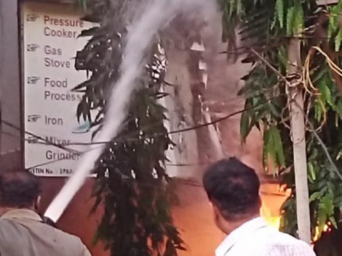 Fire to the meter cabin of the Saroj Arcade building; The electrical inspector will investigate the cause of the fire | सरोज आर्केड इमारतीच्या मीटर केबिनला आग; विद्युत निरीक्षक आगीचे कारण तपासणार Fire to the meter cabin of the Saroj Arcade building; The electrical inspector will investigate the cause of the fire | सरोज आर्केड इमारतीच्या मीटर केबिनला आग; विद्युत निरीक्षक आगीचे कारण तपासणार