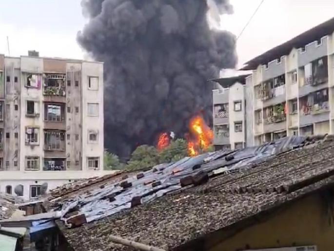 Dombivli MIDC Fire : The fear does not end here, companies are still storing chemicals in Dombivli MIDC | भय इथले संपत नाही, डोंबिवली एमआयडीसीत अजूनही कंपन्या करताहेत केमिकल साठा Dombivli MIDC Fire : The fear does not end here, companies are still storing chemicals in Dombivli MIDC | भय इथले संपत नाही, डोंबिवली एमआयडीसीत अजूनही कंपन्या करताहेत केमिकल साठा