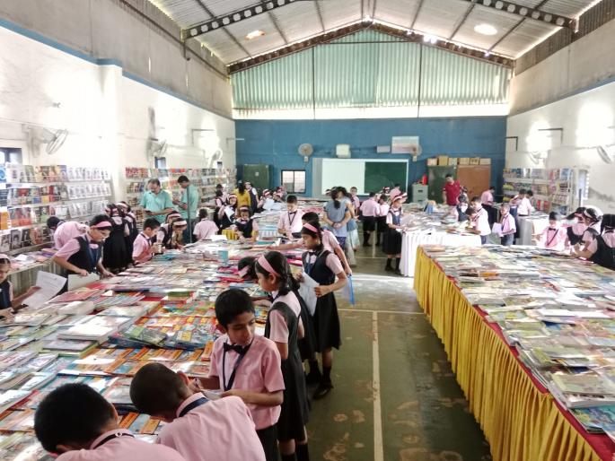 three thousand students participated at the book exhibition | पुस्तक प्रदर्शनाला तीन हजार विद्यार्थ्यांनी चाळली पुस्तके three thousand students participated at the book exhibition | पुस्तक प्रदर्शनाला तीन हजार विद्यार्थ्यांनी चाळली पुस्तके