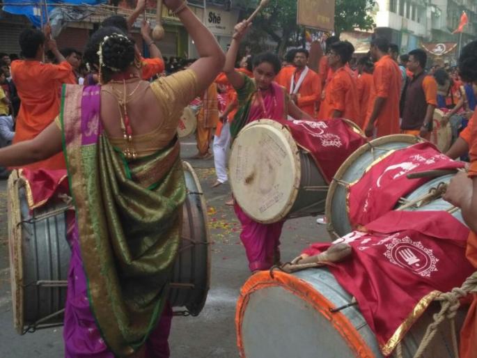 Happy Diwali 2017: Depression on Phondke Road in Dombivli; | Happy Diwali 2017 : डोंबिवलीतील फडके रोडवर अवतरली तरुणाई, पारंपरिकतेला आधुनिकतेची जोड Happy Diwali 2017: Depression on Phondke Road in Dombivli; | Happy Diwali 2017 : डोंबिवलीतील फडके रोडवर अवतरली तरुणाई, पारंपरिकतेला आधुनिकतेची जोड