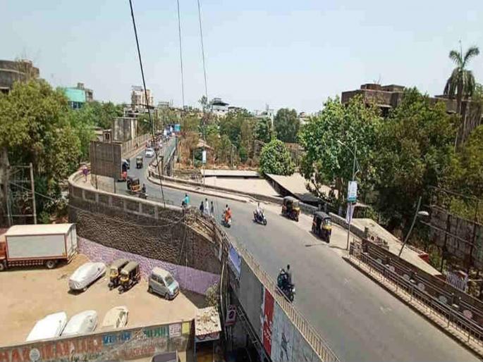 'Due to heavy vehicles on Dombivli flyover' | 'डोंबिवली उड्डाणपुलावर अवजड वाहनांना बंदी घाला'