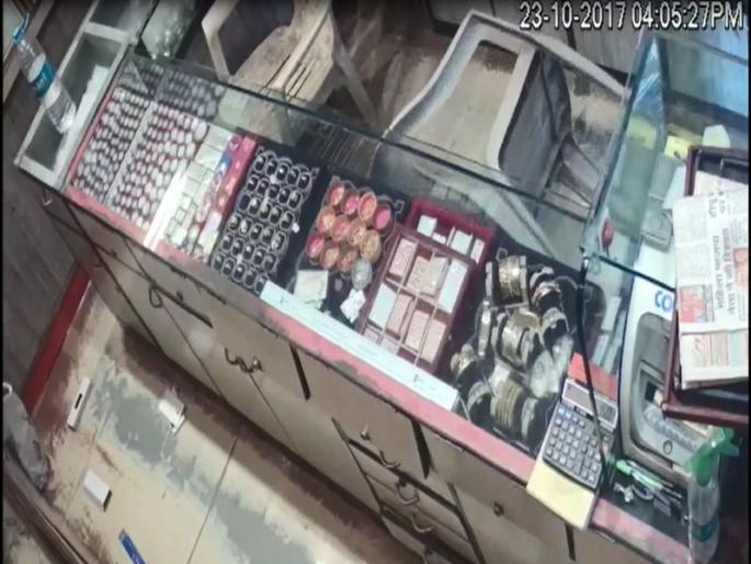 Due to the courage of the father-son, theft of the thieves failed, the incident in Dombivali jewelers | पिता-पुत्राच्या धाडसामुळे चोरटयांचा चोरीचा डाव फसला, डोंबिवलीतील ज्वेलर्समधील घटना Due to the courage of the father-son, theft of the thieves failed, the incident in Dombivali jewelers | पिता-पुत्राच्या धाडसामुळे चोरटयांचा चोरीचा डाव फसला, डोंबिवलीतील ज्वेलर्समधील घटना