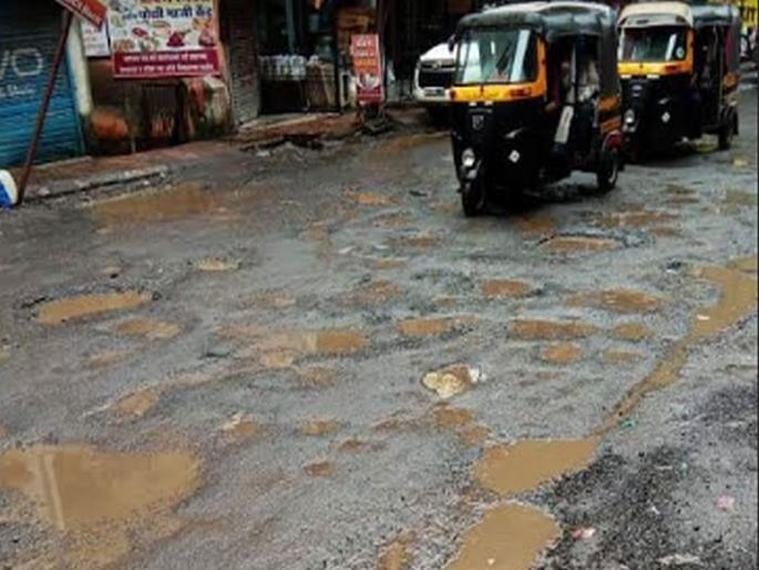 pothole on road in The 'F' ward in Dombivali | डोंबिवलीतील 'फ' प्रभाग सभापतींच्या वॉर्डात खड्डेच खड्डे pothole on road in The 'F' ward in Dombivali | डोंबिवलीतील 'फ' प्रभाग सभापतींच्या वॉर्डात खड्डेच खड्डे