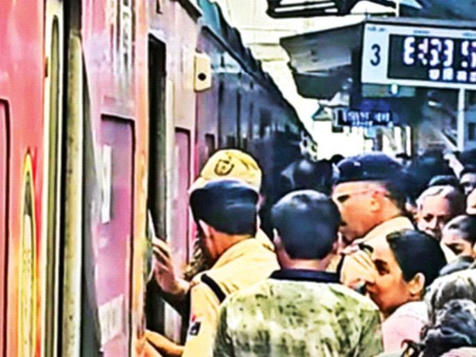 AC train was crowded at Dombivli station, AC local was stuck as doors were not closed, police held the hanging people by the hand and took them off | डोंबिवली स्थानकात एसी ट्रेनला तुफान गर्दी, दरवाजे बंद न झाल्याने एसी लोकल रखडली, लटकणाऱ्यांना पोलिसांनी हाताला धरून उतरवले AC train was crowded at Dombivli station, AC local was stuck as doors were not closed, police held the hanging people by the hand and took them off | डोंबिवली स्थानकात एसी ट्रेनला तुफान गर्दी, दरवाजे बंद न झाल्याने एसी लोकल रखडली, लटकणाऱ्यांना पोलिसांनी हाताला धरून उतरवले